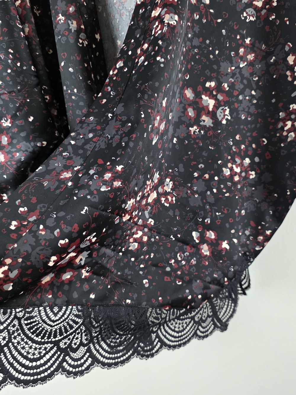 Ashley Graham Black Floral Lace-Trim Kimono Robe - Picture 5 of 16
